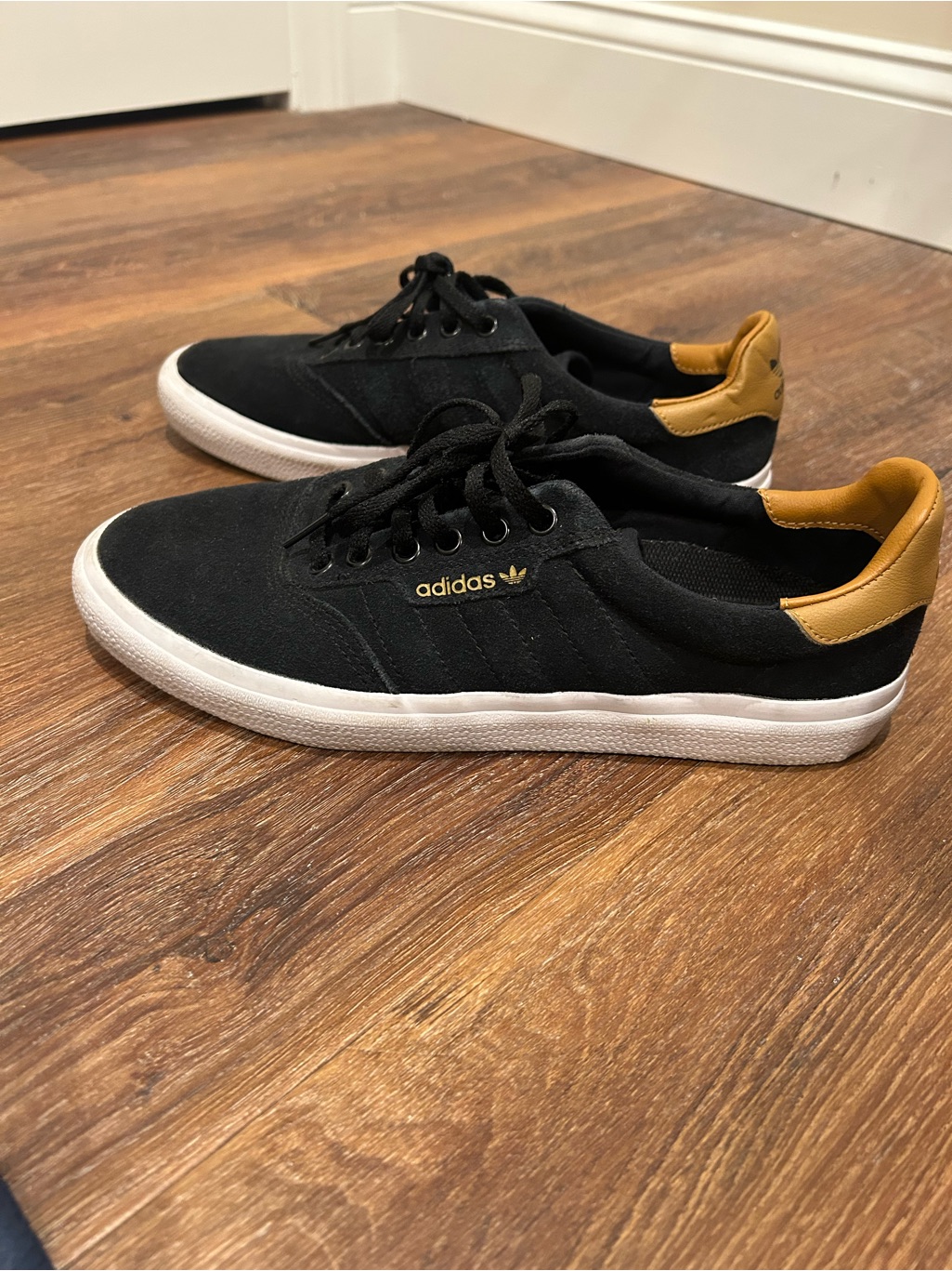 Adidas Mens Black Suede Skateboarding Sneakers With Tan Heel Lhv029005